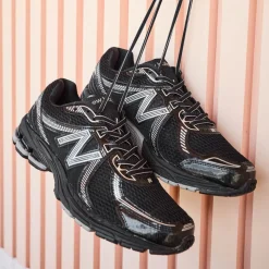 New Balance 860v2 Athletic Shoe - Black / Silver Metallic