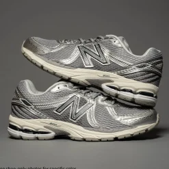 New Balance 860v2 Athletic Shoe - Grey / Medusa Green